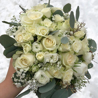 Brudebukett-med-kremfargede-roser-og-grønt