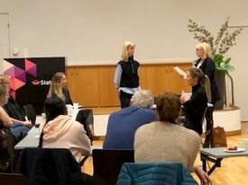 Statped Møterom med folk som følger med på to kvinner som prater med hverandre.