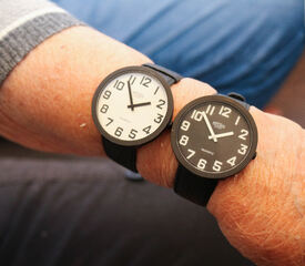 To store og tydelige armbåndsur på en arm.