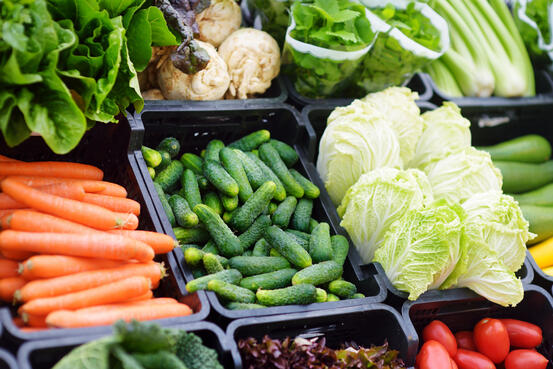 17914398-fresh-organic-vegetables-at-farmers-market