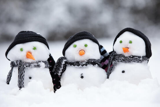 9947498-three-little-snowmen-with-hats