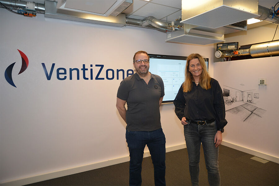 Ventiståls prosjektleder Lasse Stavdal og markedssjef Nina Selboskar gleder seg til å presentere VentiZone i markedet. - Produktet gjør hverdagen enklere for både installatør, innregulerer og bruker, og gjør bygget mer bærekraftig, sier de til Ventilasjonsforum.