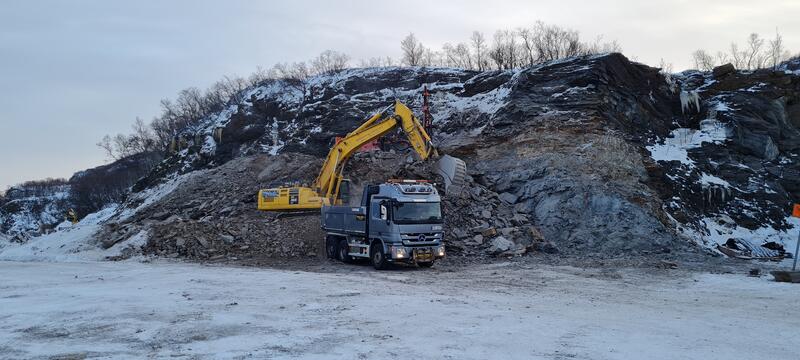 Her klargjøres tomta for nytt bygg til  brann og anleggsseksjonen i Skjervøy kommune.