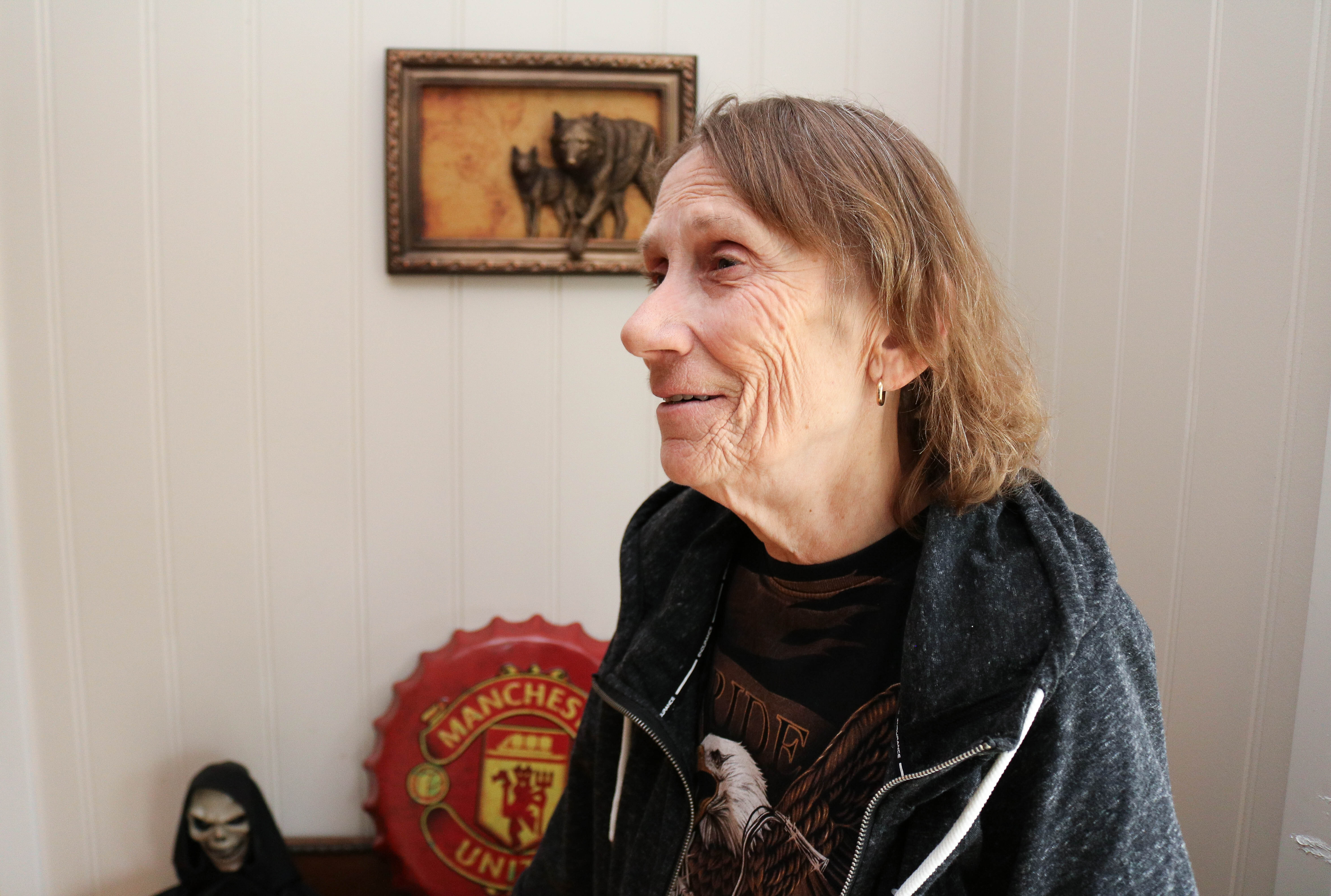 Portrettbilde av døvblind kvinne, fra venstre side. 