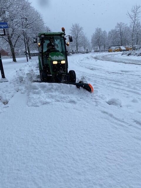 Bilde av traktor som brøyter snø