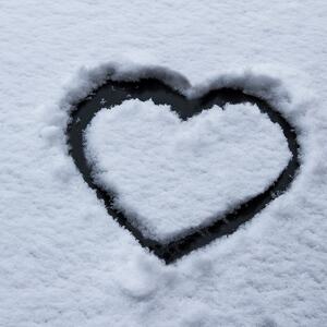 Hjerte laget i snøen