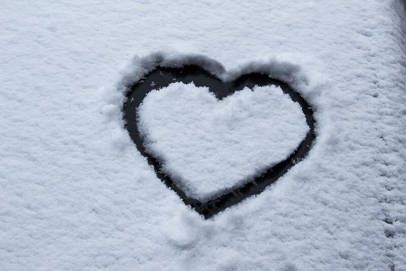 Hjerte laget i snøen