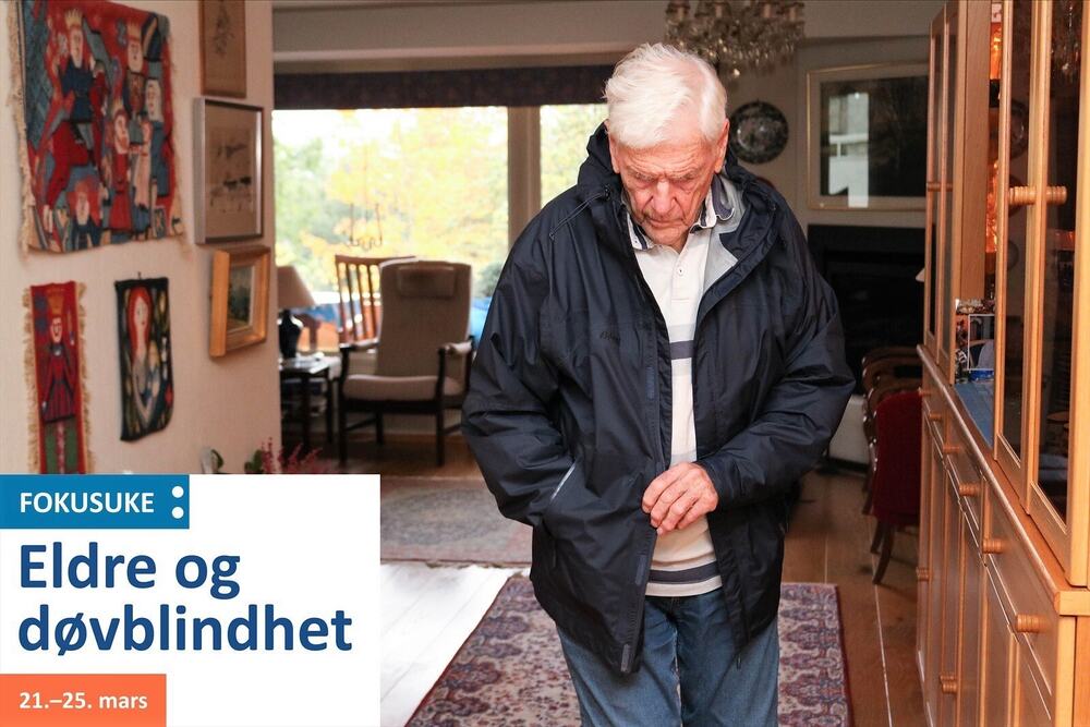 Eldre mann på vei ut av sin stue, sjekker jakkelomme for husnøkler. Nede til venstre logo for fokusuke eldre og døvblindhet.