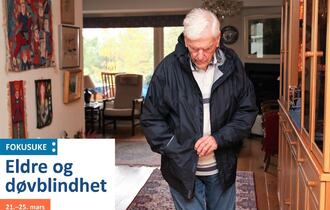 Eldre mann på vei ut av sin stue, sjekker jakkelomme for husnøkler. Nede til venstre logo for fokusuke eldre og døvblindhet.