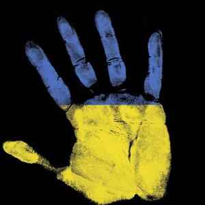 Håndflate malt i halvt blått, halvt gult. Svart bakgrunn.