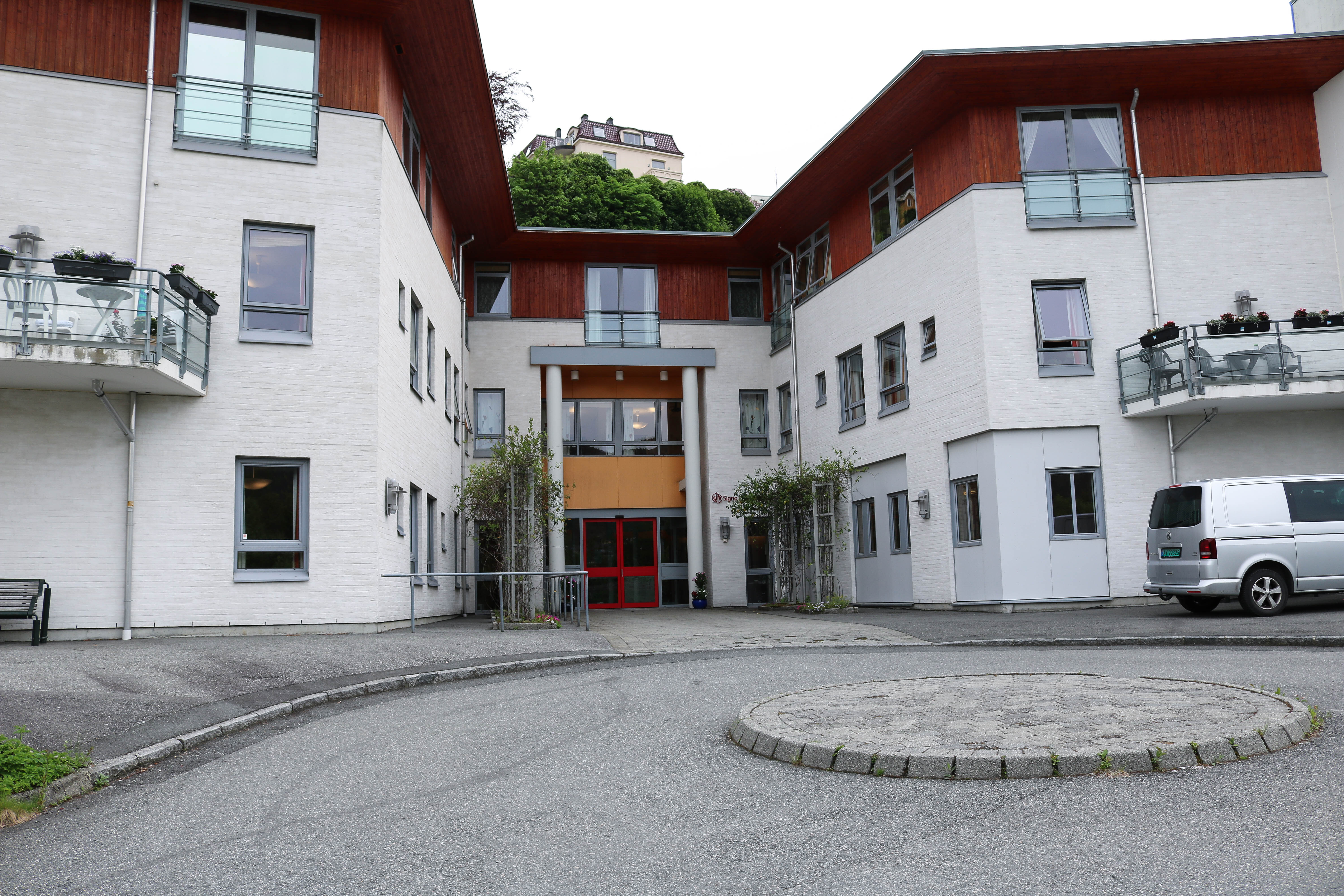 Signo Konows senter i Bergen. Hvit og oransje bygning. 