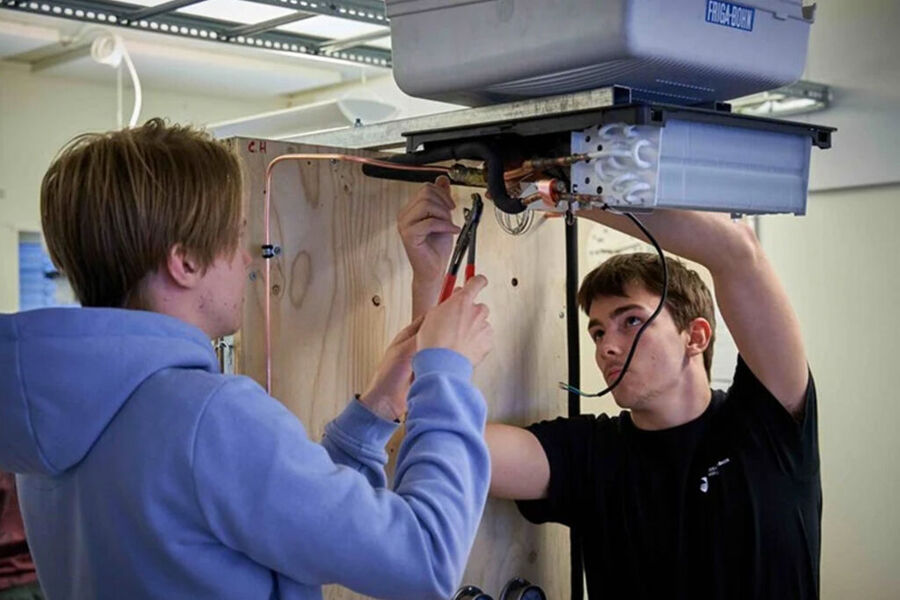 Elever ved Ås videregående skole i arbeid. Foto: VKE