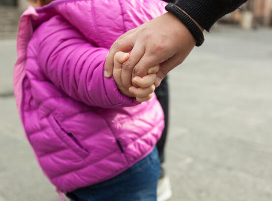 23427373-toddler-girl-holding-hands-with-her-mother