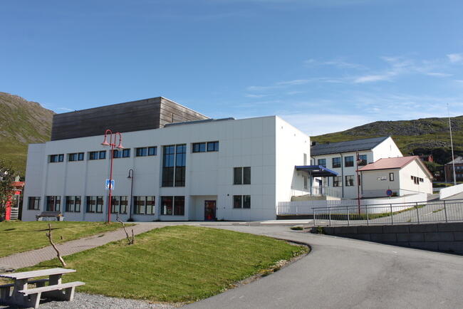Bilde av Honningsvåg skole fra rådhusplassen. Bilde av Honningsvåg skole fra rådhusplassen.