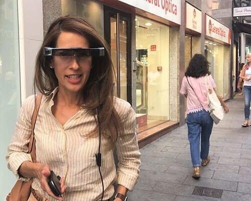 Kvinne med AR-briller i ei gågate.