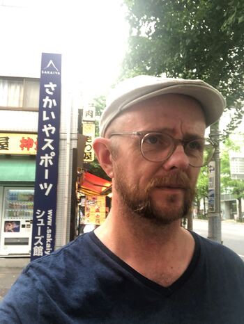 Mann med caps og briller i et asiatisk land.