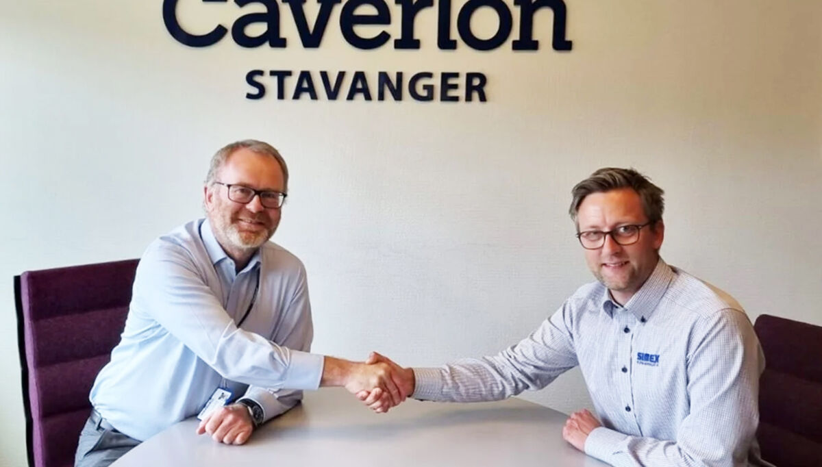 Knut Gaaserud, adm. dir. for Caverion Norge, og Eivind Jørgensen, daglig leder Simex Klima & Kulde i Stavanger, under signeringen.