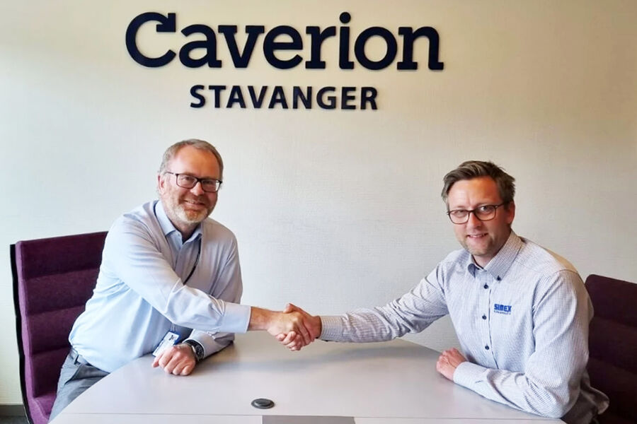 Knut Gaaserud, adm. dir. for Caverion Norge, og Eivind Jørgensen, daglig leder Simex Klima & Kulde i Stavanger, under signeringen.