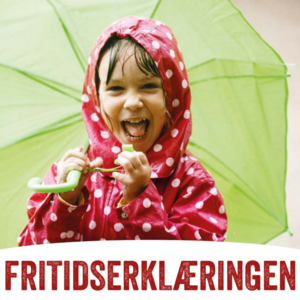 Smilende jente med regntøy og paraply, med teksten Fritidserklæringen.