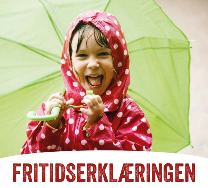Smilende jente med regntøy og paraply, med teksten Fritidserklæringen.