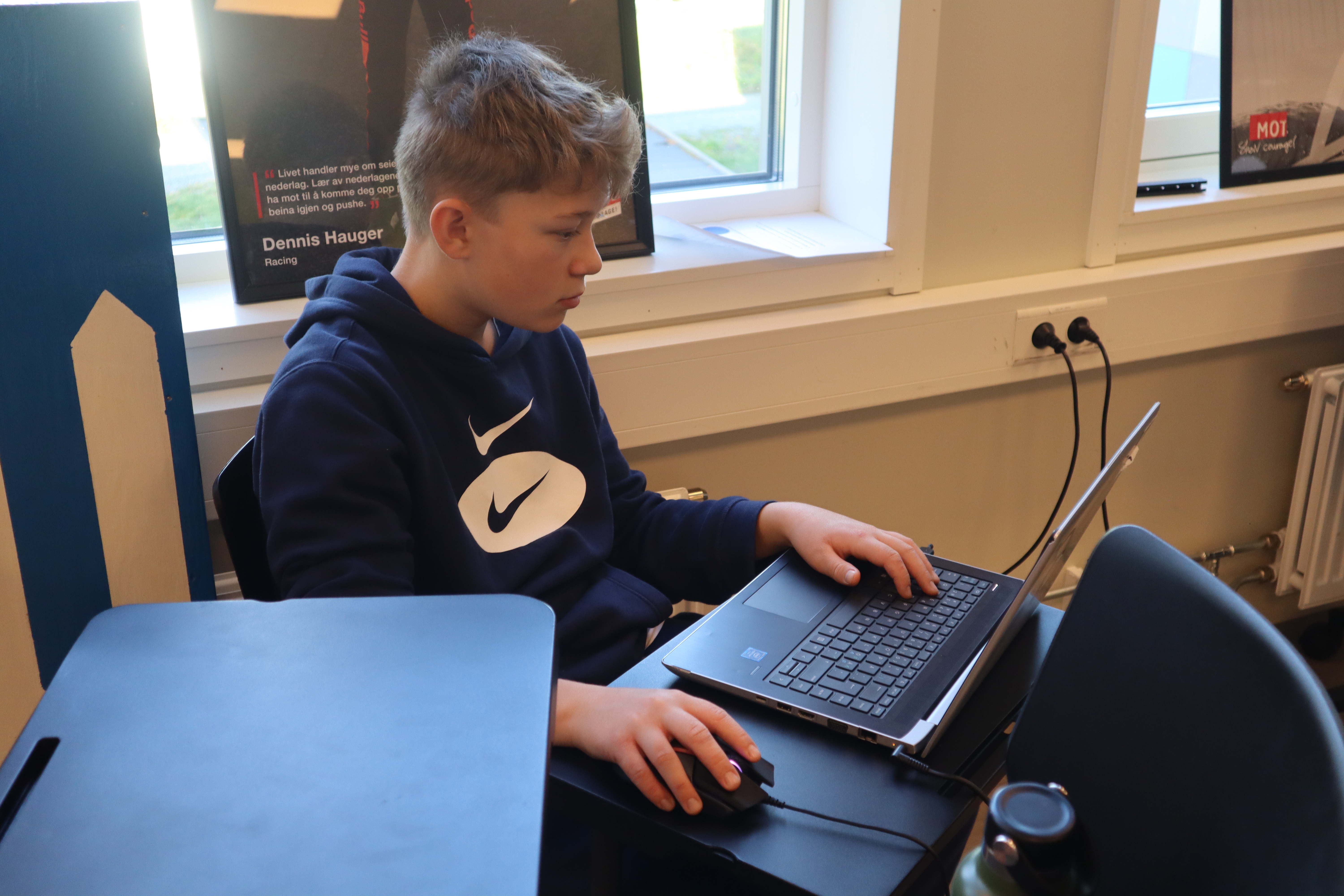 Bilde av eleven Jamie Caine som sitter foran datamaskinen.