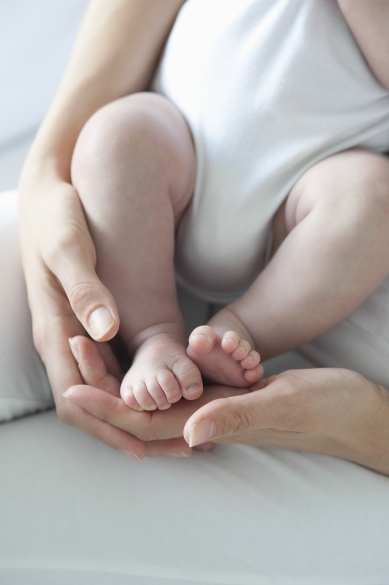  18860090 mother holding baby boy s feet