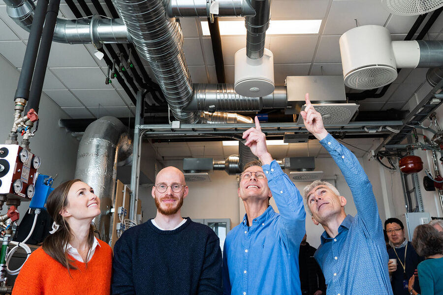 Bildet viser Heidi Marie Eide og Kenneth Skriden fra Swegon, og Peter Geoffrey Schild og Nils Ledermann fra OsloMet, på plass i ventilteknisk rom i Pilestredet 35. Foto: Magdalena Emilie Vassbotn Hestholm.