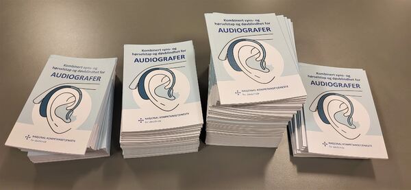 Fire bunker med brosjyre-bøker om døvblindhet for adiografer