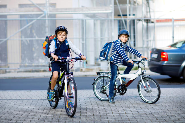 To barn som sykler