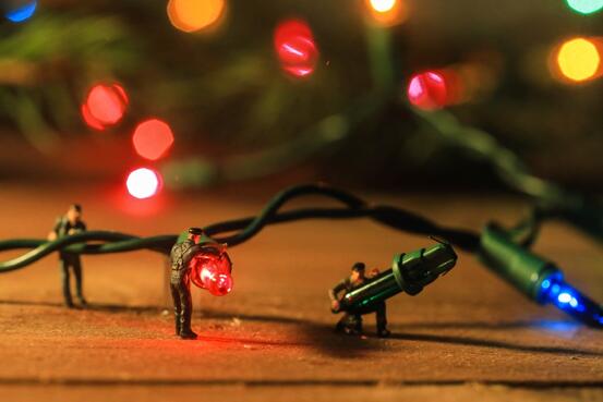 59013786-miniatures-managing-christmas-lights