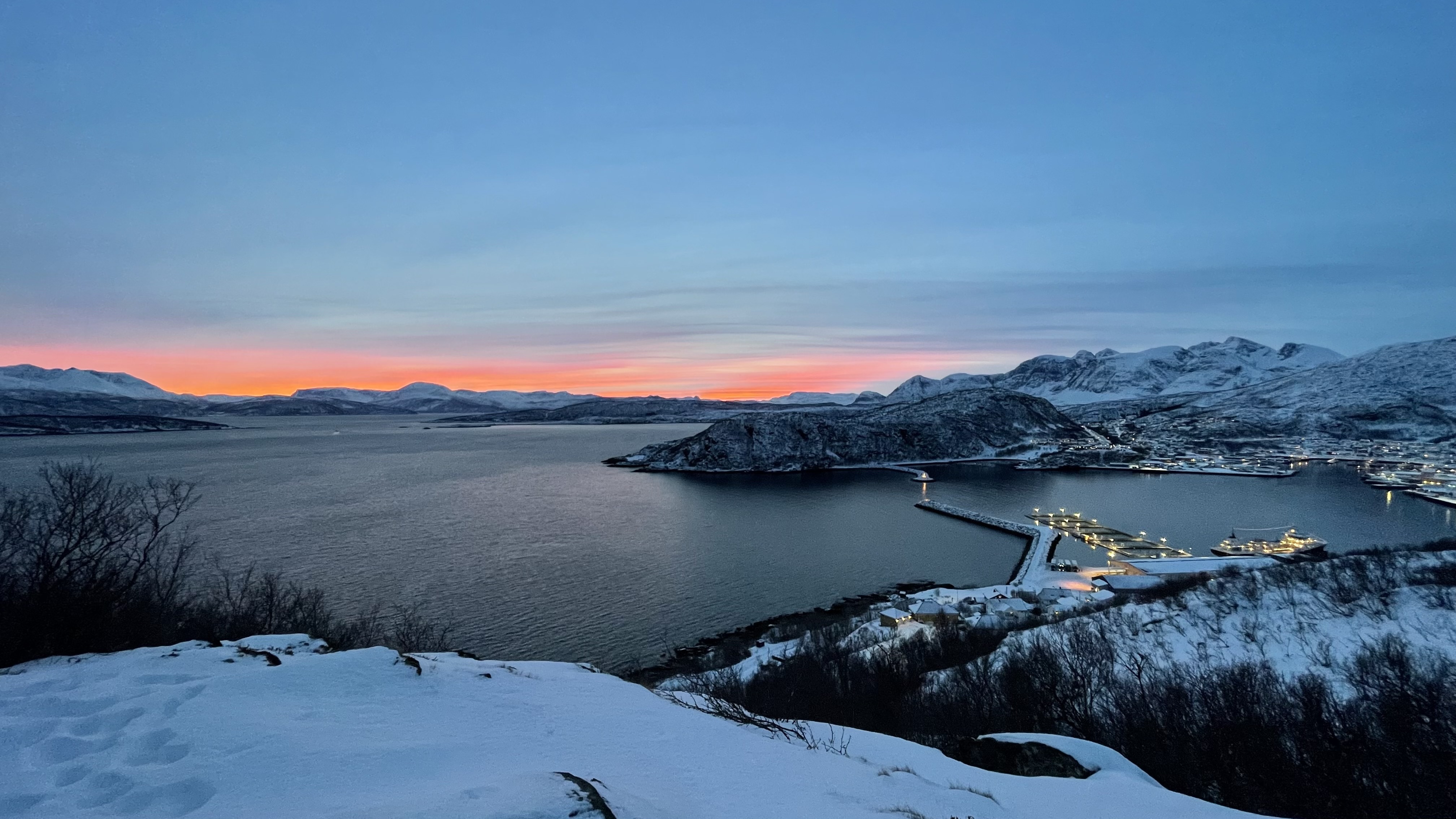 Oversiktsbilde av Skjervøy, rød solnedgang