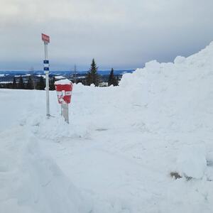 En brannhydrant er gravd fram fra snøen.