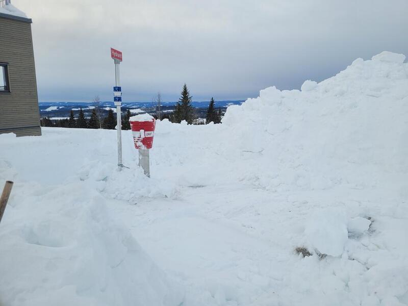 En brannhydrant er gravd fram fra snøen.