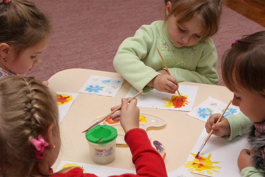 BARNS HELSE: – I dag oppholder mange barn og unge seg i barnehager og skoler der inneklimaet påvirker helsen negativt, påpeker artikkelforfatterne. Illustrasjonsfoto: Colourbox