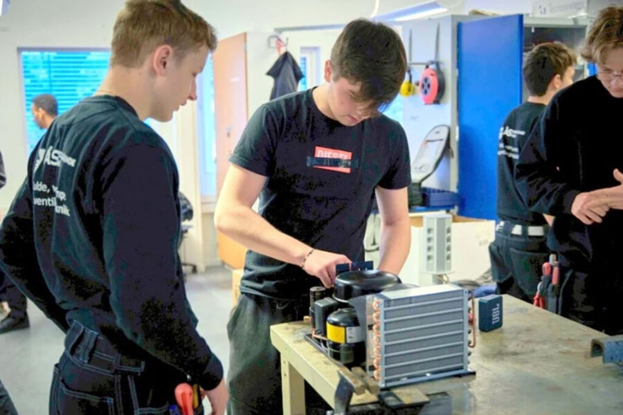 Elever ved Ås videregående skole i arbeid. Foto: NewPro.