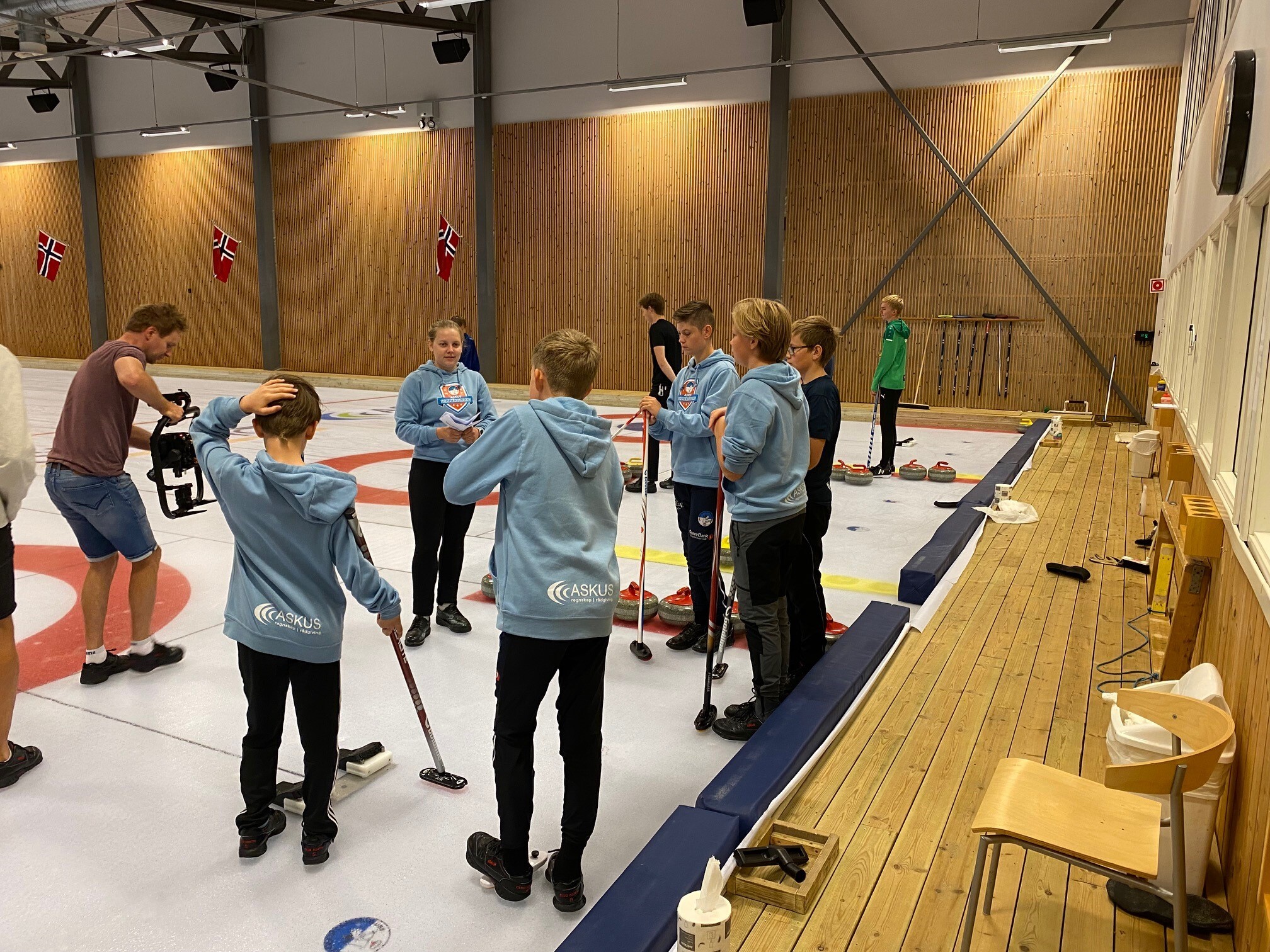 Ungdommer på curlingisen