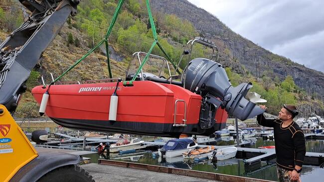 Her blir den nye båten til Lærdal Brann og Redning sjøsett