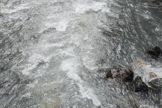 Illustrasjonsfoto av vatn som renn i elv
