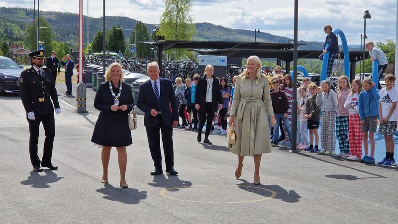 Ordfører Ingunn Trosholmen, statsforvalter Knut Storberget og Kronprinsesse Mette-Marit foran mange barn.