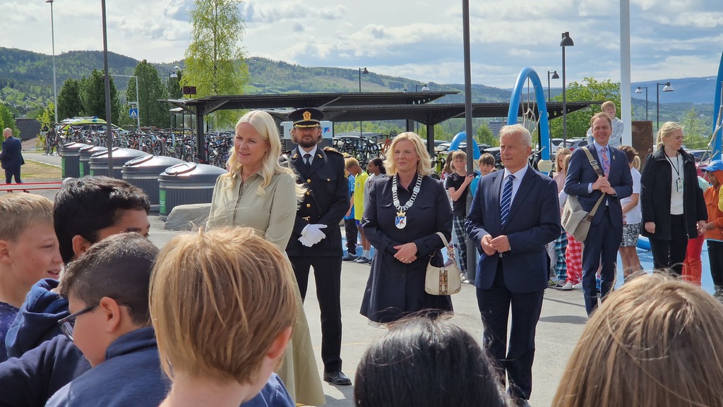 Ordfører Ingunn Trosholmen, statsforvalter Knut Storberget og Kronprinsesse Mette-Marit foran mange barn.
