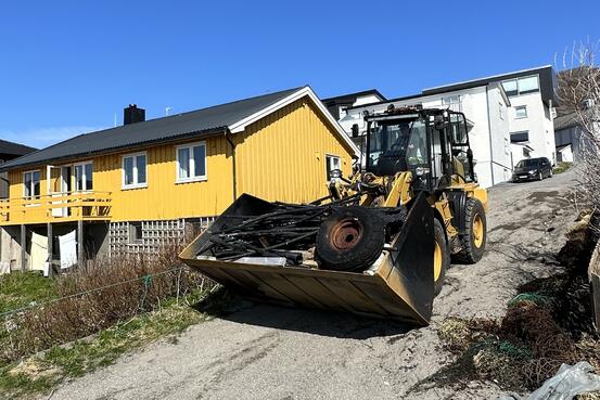 Hjullaster med innsamlet søppel av ansatte på teknisk og rådhuset.