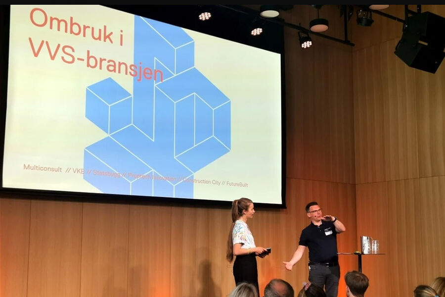 Nora Holand Hay, prosjektleder i FutureBuilt introduserer Sturla Ingebrigtsen, forretningsutvikler i Trox Auranor sitt innlegg om leverandørens rolle i ombruk. Foto: Thor Lexow