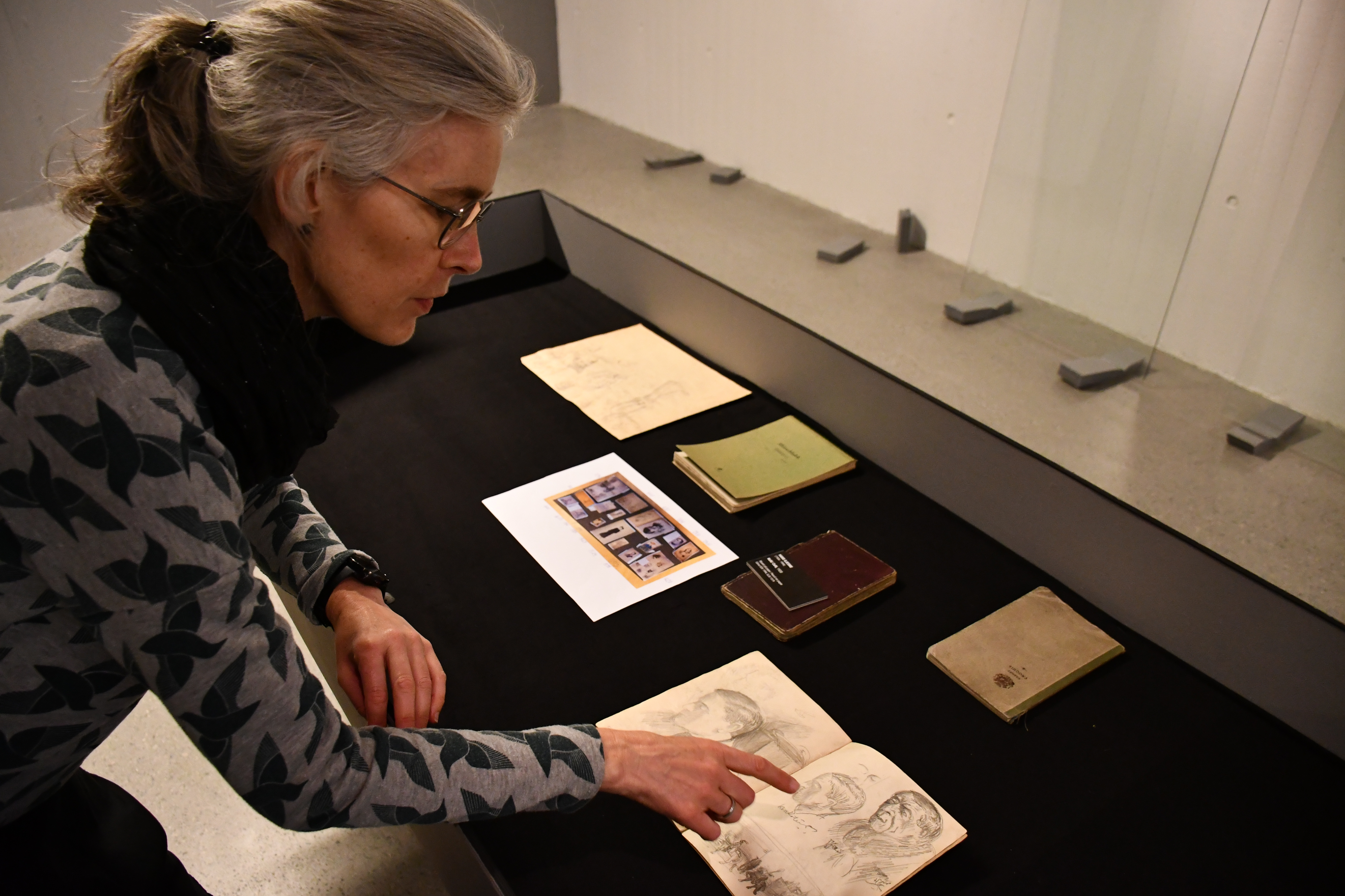 Kurator Ingrid Norum syner fram ei skissebok frå 1917, då var Hans Gjesme berre 13 år