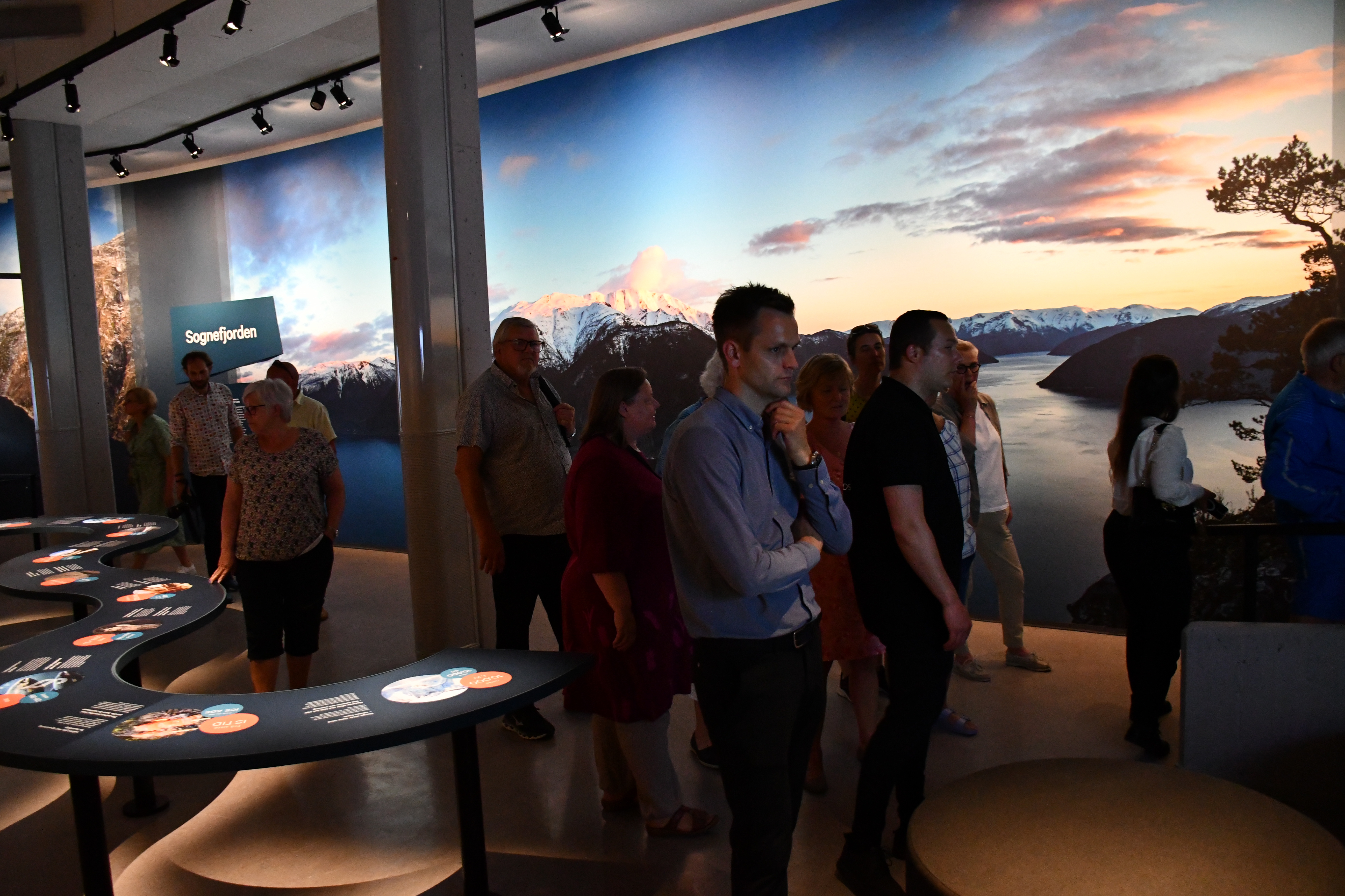 Senteret har opna, her ser ein mellom anna eit flott panorama over Sognefjorden der Bleia ragar majestetisk i bakgrunnen.