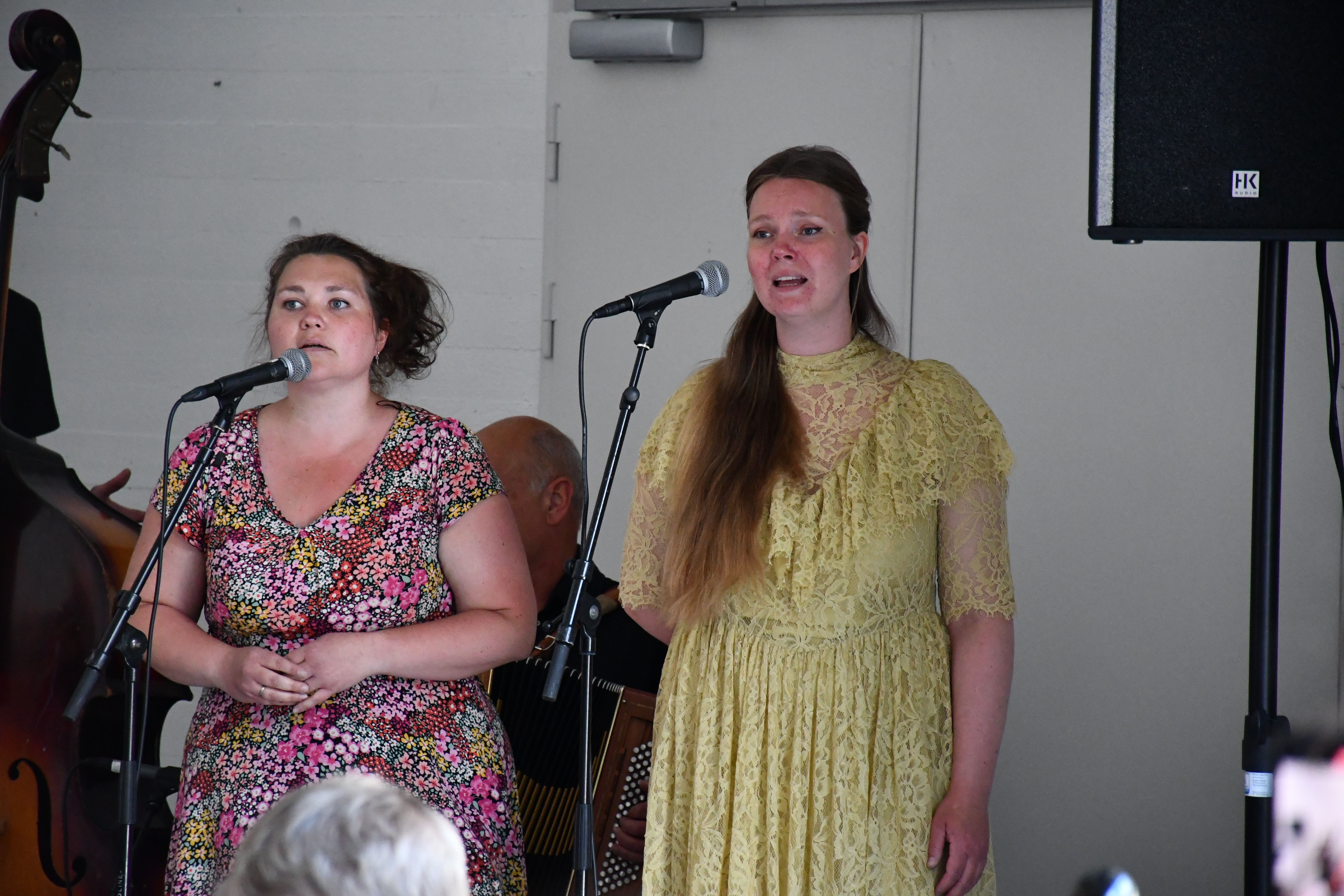 De glemtes orkester stod for dei musikalske innslaga, her vakker song frå lærdølene Guro Eri Jakobsen og Marita Bratteteig