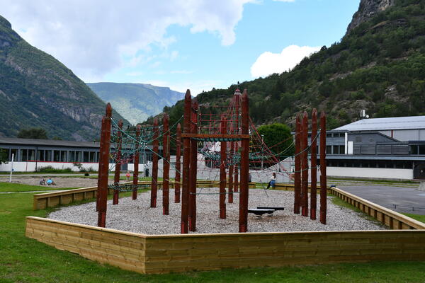 Klatreparken på Lærdalsøyri skule, med sandvolleyballbana og ballbingen i bakgrunnen.