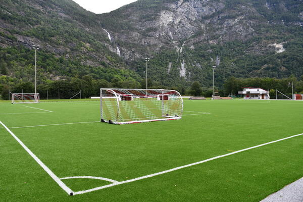 Lysarmatur skal skiftast ut på Lærdal stadion.