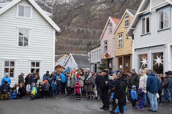 Denne helga er det julemarknad i Lærdal og dit kjem det etter alt å døma mykje folk. Men me blir stadig fleire som bur i kommunen til dagleg også. Bilete frå ein tidlegare julemarknad.