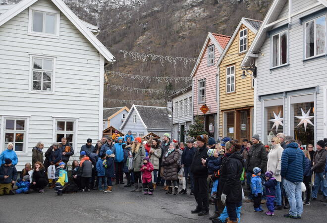 Denne helga er det julemarknad i Lærdal og dit kjem det etter alt å døma mykje folk. Men me blir stadig fleire som bur i kommunen til dagleg også. Bilete frå ein tidlegare julemarknad.