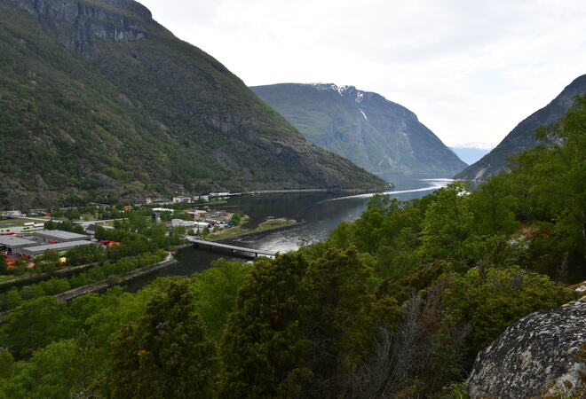 Illustrasjonsbilete av Lærdalsøyri og Lærdalsfjorden